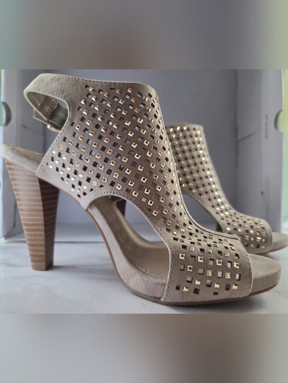 Like New Jennifer Lopez Women's Taupe Suede High Heel Sandals w/Gold Studs 7.5